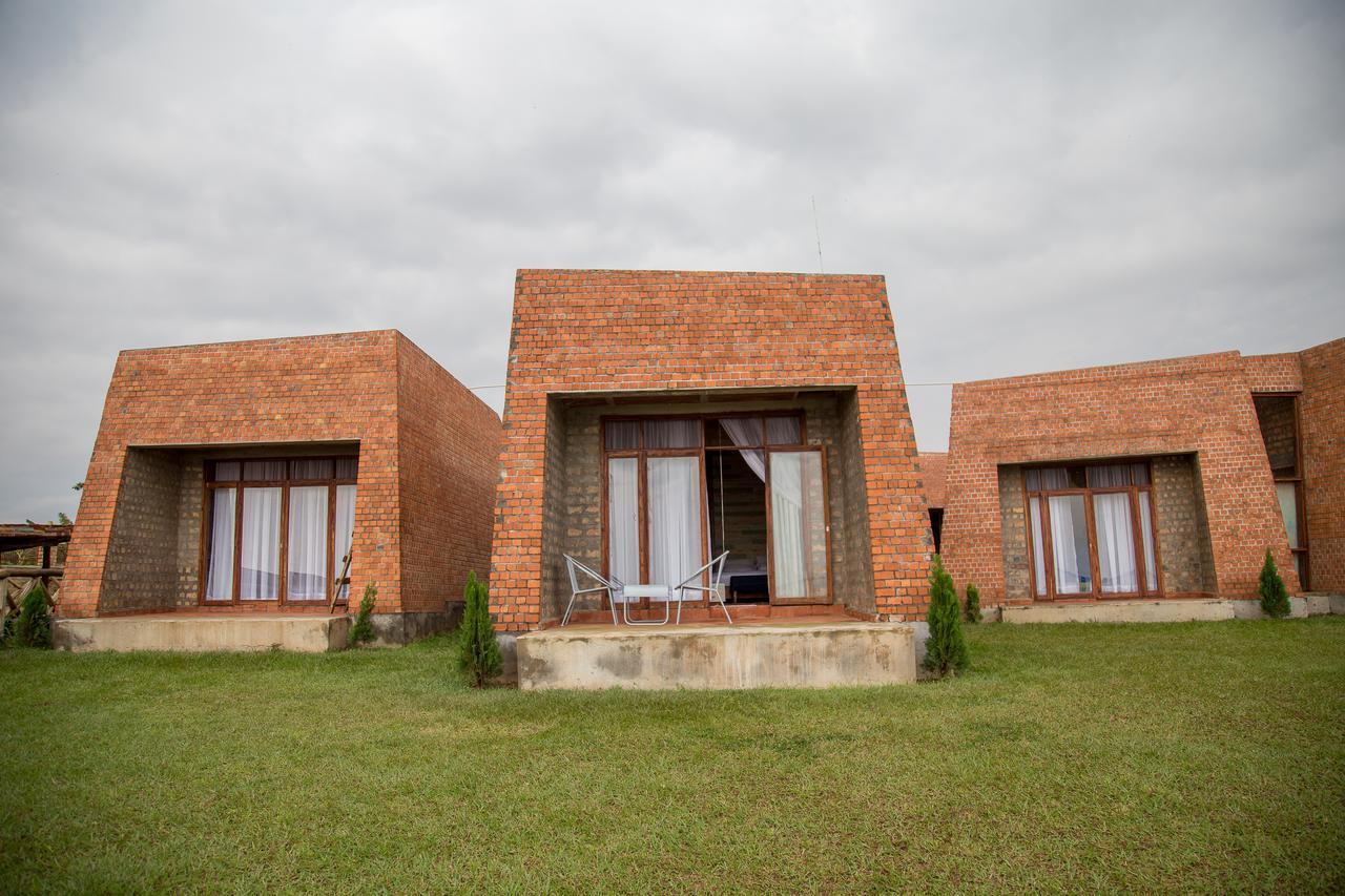 Buvi Lodge Limited เอนเทบเบ้ ภายนอก รูปภาพ