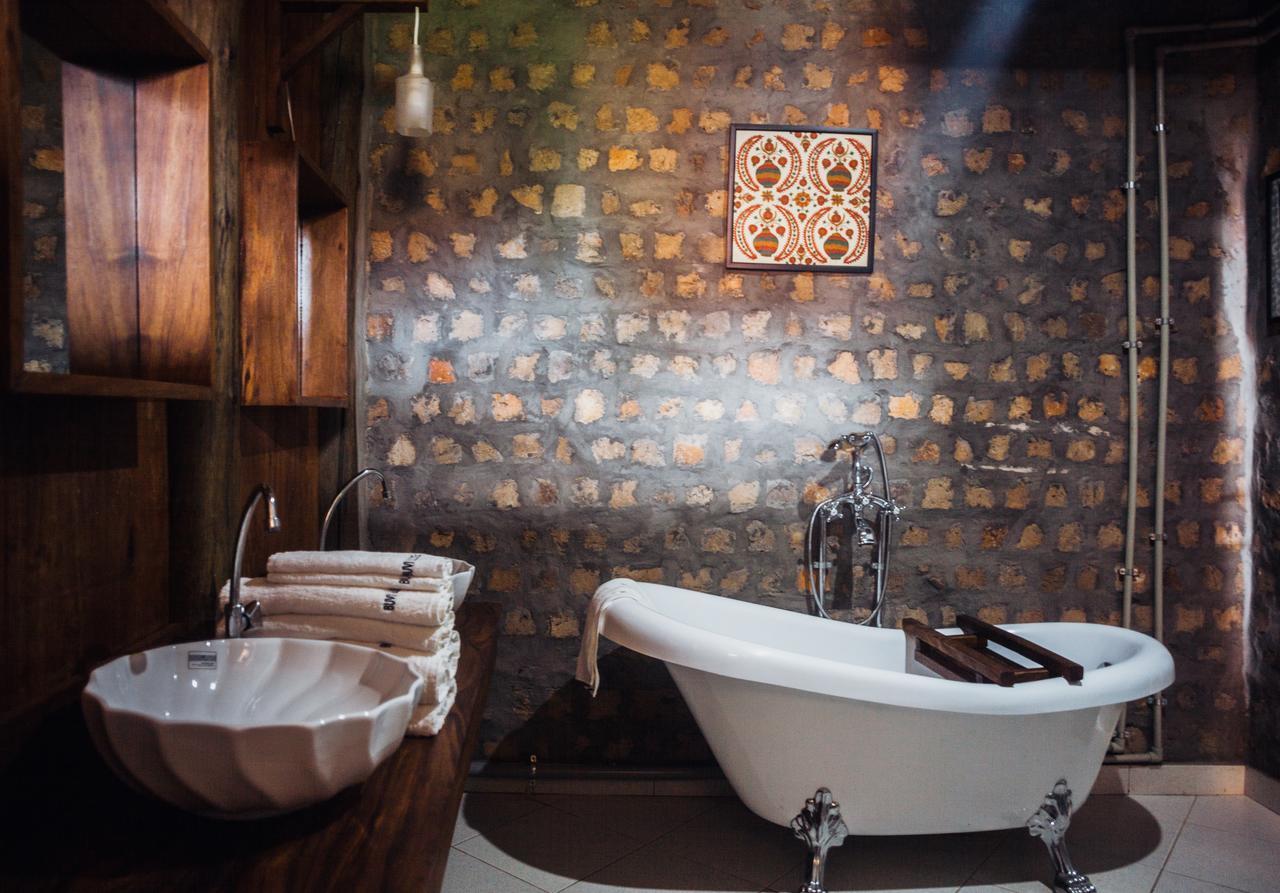 Buvi Lodge Limited เอนเทบเบ้ ภายนอก รูปภาพ