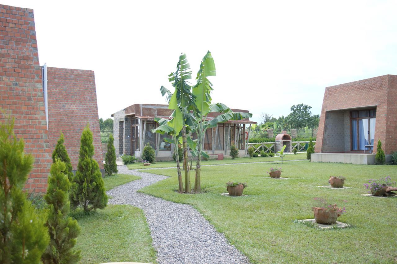 Buvi Lodge Limited เอนเทบเบ้ ภายนอก รูปภาพ