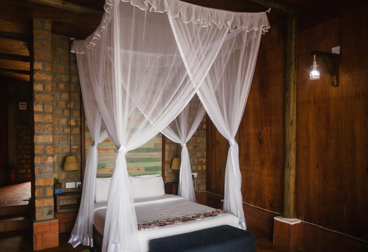 Buvi Lodge Limited เอนเทบเบ้ ภายนอก รูปภาพ